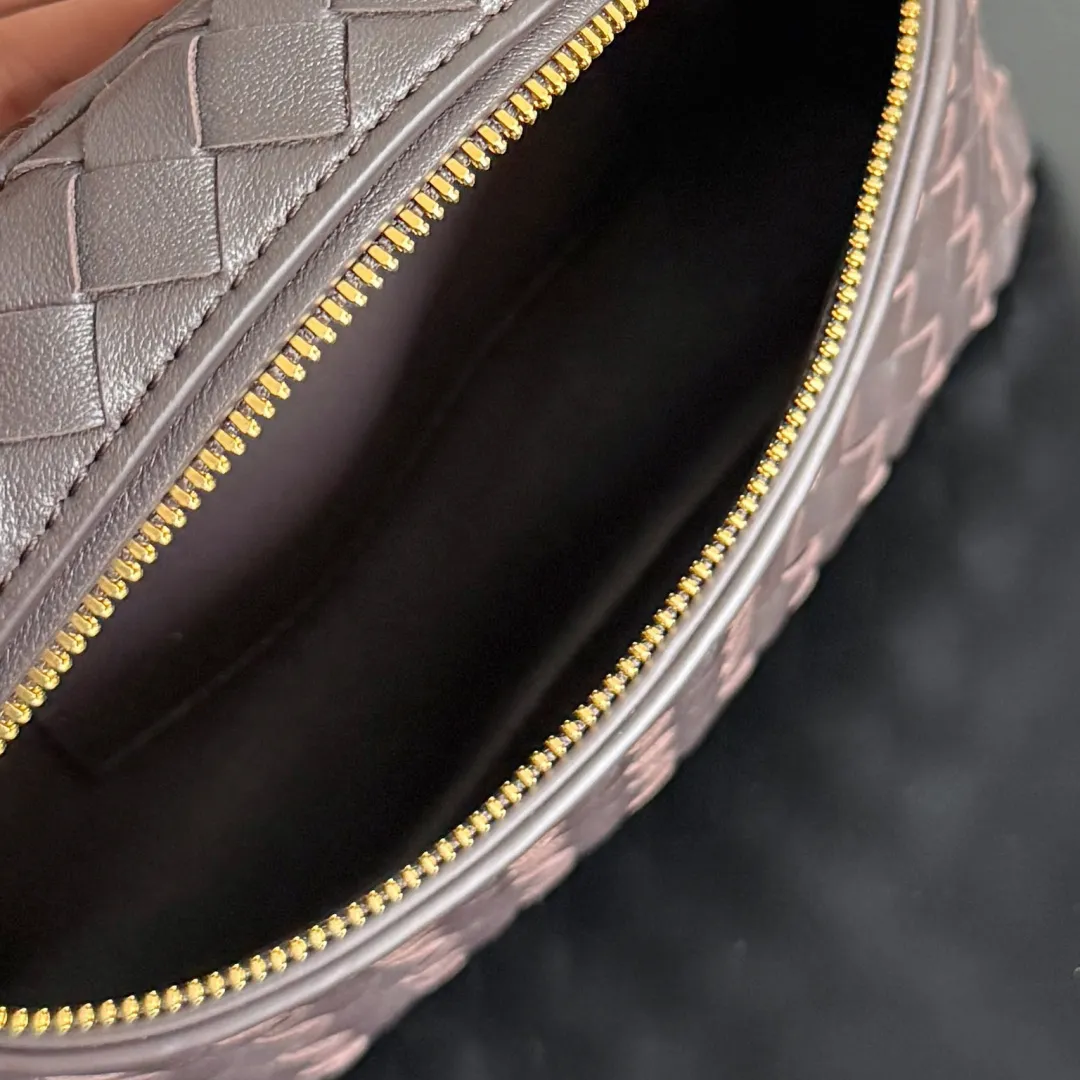 Batch 1480 BOTTEGA VENETA2025 new women's small Soft Vanity cosmetic bag, using the classic Intrecciato weaving technique, inheriting the classics, the ring buckle design 😎 The light metal chain gives you a high-end sense of matching, the chain is removable, and it can be used as a handbag ~ An elegant small bag that is perfect for participating in events. The overall body of the bag is as soft as marshmallow and can be easily kneaded, showing the strong toughness and high-end feel of the leather. The touch of sheepskin is so amazing. It is so healing when pinched! I have absolutely no resistance to small bags! ! ! Style number: 843800 Color: black brown Size: 19*14*3cm